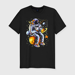 Мужская slim-футболка Космонавт, сидящий на луне с удочкой An astronaut