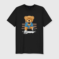 Мужская slim-футболка Плюшевый медведь на скамейке