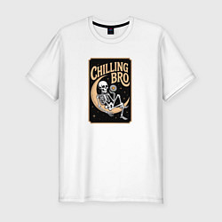 Футболка slim-fit Скелет сидит на полумесяце и держит ромашку, цвет: белый