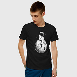 Футболка хлопковая мужская Космонавт на луне, цвет: черный — фото 2