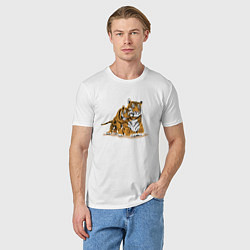 Футболка хлопковая мужская Тигрица с игривым тигрёнком, цвет: белый — фото 2