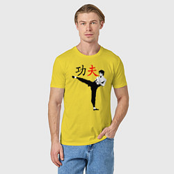 Футболка хлопковая мужская Кунг-фу Брюс Ли в стойке, цвет: желтый — фото 2