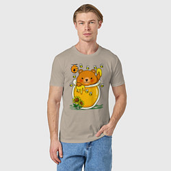 Футболка хлопковая мужская Медвежонок в баночке меда, цвет: миндальный — фото 2