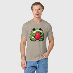 Футболка хлопковая мужская Толстая лягушка обнимает клубнику, цвет: миндальный — фото 2