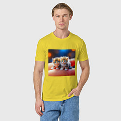 Футболка хлопковая мужская Два милых пушистых котика сидят на ладони, цвет: желтый — фото 2