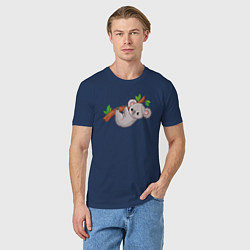 Футболка хлопковая мужская Милая коала на ветке, цвет: тёмно-синий — фото 2