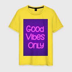 Футболка хлопковая мужская Неоновая надпись good vibes only и кирпичная стена, цвет: желтый