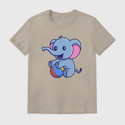 Футболка хлопковая мужская Слон играет в мяч, цвет: миндальный