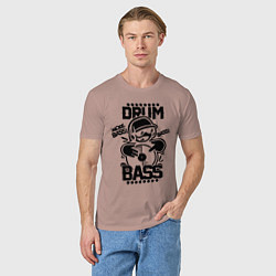 Футболка хлопковая мужская Drum n Bass: More Bass, цвет: пыльно-розовый — фото 2