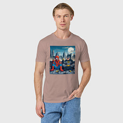 Футболка хлопковая мужская Человек паук и Бэтмен пьют пиво на крыше небоскрёб, цвет: пыльно-розовый — фото 2