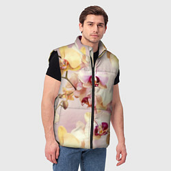Мужской жилет Желтые и нежно-розовые орхидеи - паттерн, цвет: 3D-черный — фото 2