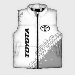 Мужской жилет Toyota speed на светлом фоне со следами шин: надпи