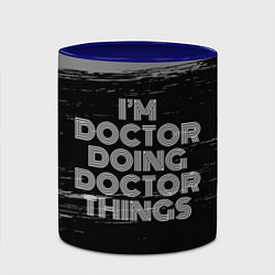 Кружка 3D Im doctor doing doctor things: на темном, цвет: 3D-белый + синий — фото 2