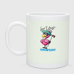Кружка керамическая Розовый фламинго играет в гольф, цвет: фосфор