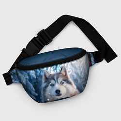 Поясная сумка Хаски с голубыми глазами в зимнем лесу, цвет: 3D-принт — фото 2
