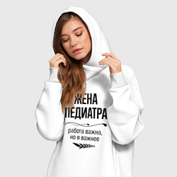 Женское худи-платье Жена педиатра важнее, цвет: белый — фото 2
