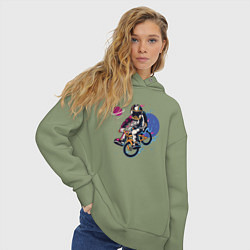 Толстовка оверсайз женская Космонавт на велосипеде, цвет: авокадо — фото 2
