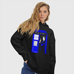 Толстовка оверсайз женская Доктор Кто у двери Тардис, цвет: черный — фото 2
