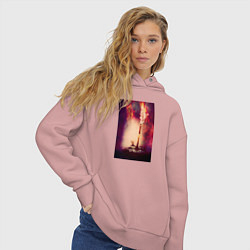 Толстовка оверсайз женская Танк в пламени на поле боя, цвет: пыльно-розовый — фото 2