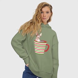 Толстовка оверсайз женская Сфинкс в новогодней полосатой кружке, цвет: авокадо — фото 2