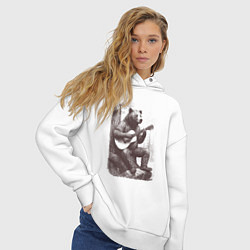 Толстовка оверсайз женская Медведь в лесу играет на акустической гитаре, цвет: белый — фото 2