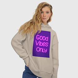 Толстовка оверсайз женская Неоновая надпись good vibes only и кирпичная стена, цвет: миндальный — фото 2