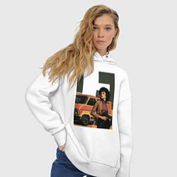 Толстовка оверсайз женская Девушка с автоматом на фоне минивэна ретрофутуризм, цвет: белый — фото 2