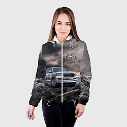 Куртка с капюшоном женская Toyota Land Cruiser 200 среди скал, цвет: 3D-белый — фото 2