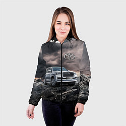 Куртка с капюшоном женская Toyota Land Cruiser 200 среди скал, цвет: 3D-черный — фото 2