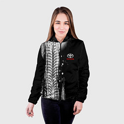 Куртка с капюшоном женская Тойота - следы от шин, цвет: 3D-черный — фото 2