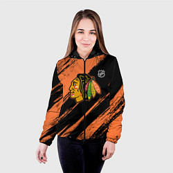 Куртка с капюшоном женская Чикаго Блэкхокс - фон с оранжевыми потертостами, цвет: 3D-черный — фото 2