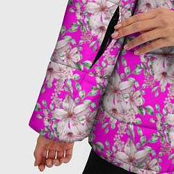 Куртка зимняя женская Цветочный паттерн на ярко-розовом фоне, цвет: 3D-светло-серый — фото 2