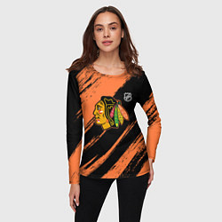 Лонгслив женский Чикаго Блэкхокс - фон с оранжевыми потертостами, цвет: 3D-принт — фото 2