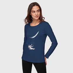 Лонгслив хлопковый женский Астронавт Луна на качелях, цвет: тёмно-синий — фото 2