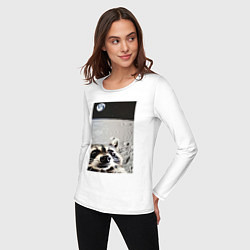 Лонгслив хлопковый женский Енот на луне делает селфи, цвет: белый — фото 2