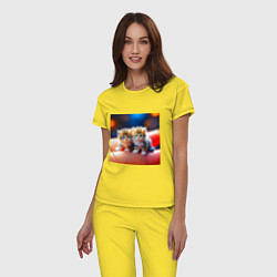 Пижама хлопковая женская Два милых пушистых котика сидят на ладони, цвет: желтый — фото 2