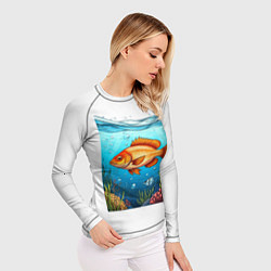 Рашгард женский Крупная золотая рыбка под водой на праздник день р, цвет: 3D-принт — фото 2