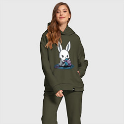 Женский костюм оверсайз Зайчонок обнял клубки The bunny hugged the balls, цвет: хаки — фото 2