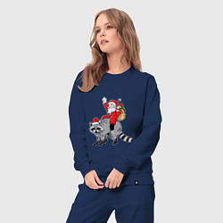 Костюм хлопковый женский Санта верхом на еноте, цвет: тёмно-синий — фото 2