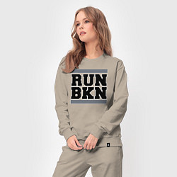 Костюм хлопковый женский Run Brooklyn Nets, цвет: миндальный — фото 2