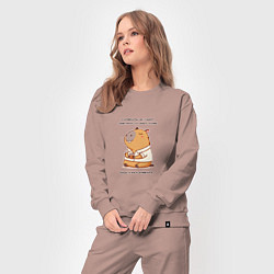 Костюм хлопковый женский Забавная капибара с кофе будь как капибара, цвет: пыльно-розовый — фото 2