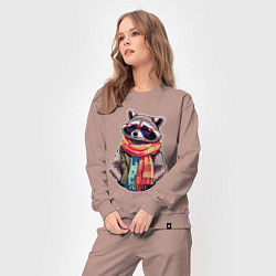 Костюм хлопковый женский Модный енот в очках и шарфе, цвет: пыльно-розовый — фото 2