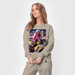 Костюм хлопковый женский Barbie on a Kawasaki sports motorcycle, цвет: миндальный — фото 2