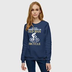 Свитшот хлопковый женский Никогда не недооценивайте старика с велосипедом, цвет: тёмно-синий — фото 2