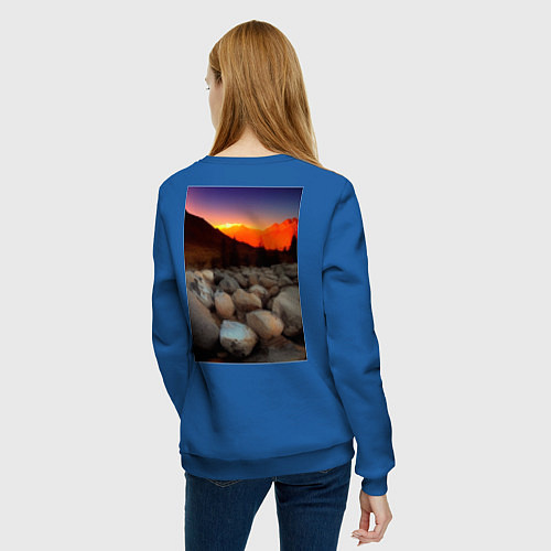 Женский свитшот Горный пейзаж в закате солнца, каменная река / Синий – фото 4