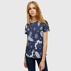 Футболка женская Зимние ягоды и шишки на синем фоне, цвет: 3D-принт — фото 2