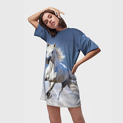 Футболка женская длинная Белая лошадь скачет по снегу, цвет: 3D-принт — фото 2