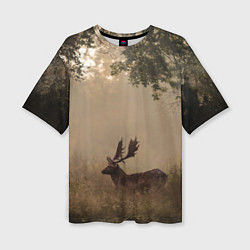 Женская футболка оверсайз Олень в лесу в лучах солнца