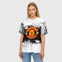 Футболка оверсайз женская Манчестер Юнайтед черно белые краски лого, цвет: 3D-принт — фото 2
