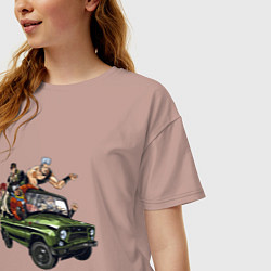 Футболка оверсайз женская Персонажи жожо едут на уазике джо джо, цвет: пыльно-розовый — фото 2